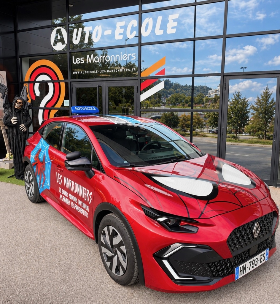 Voiture-école Renault Clio de l’Auto-École Les Marronniers devant l’agence